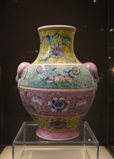 乾隆粉彩描金雙耳瓶